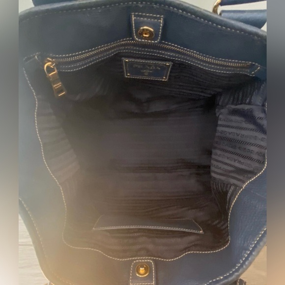 Authentic Prada Vitello Daino Two Way blue leather purse - Picture 5 of 8